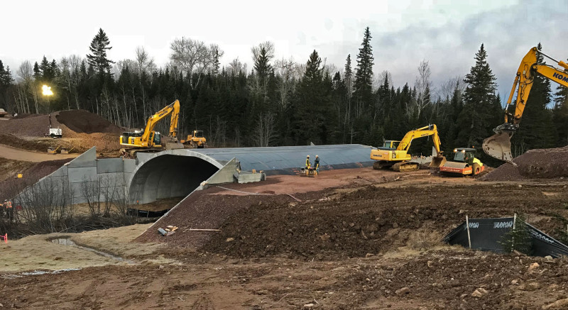 Erdarbeiten für überschütteten Betonbogen